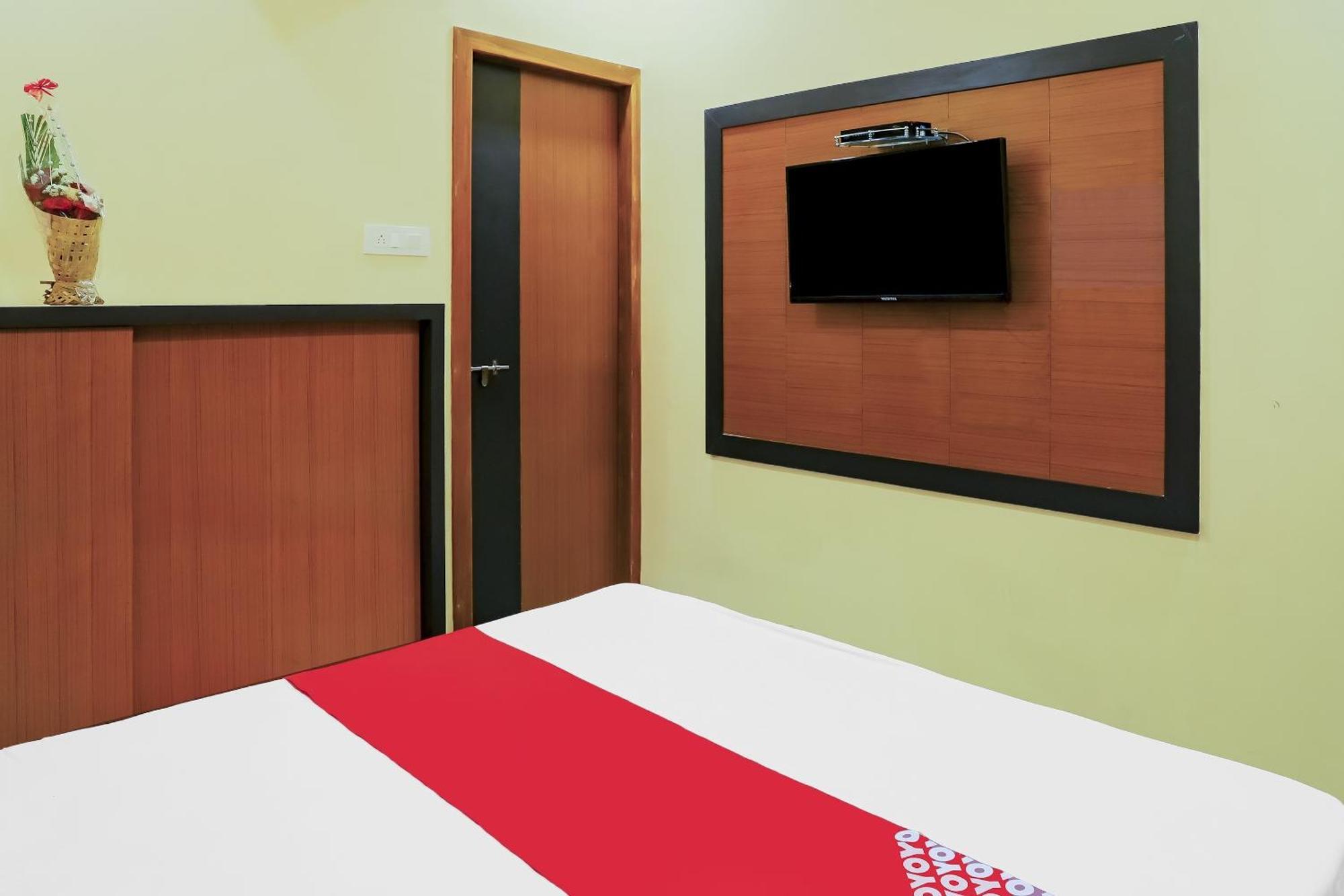 Oyo Hotel Shree Krishna Inn Rooms Surat Exterior photo