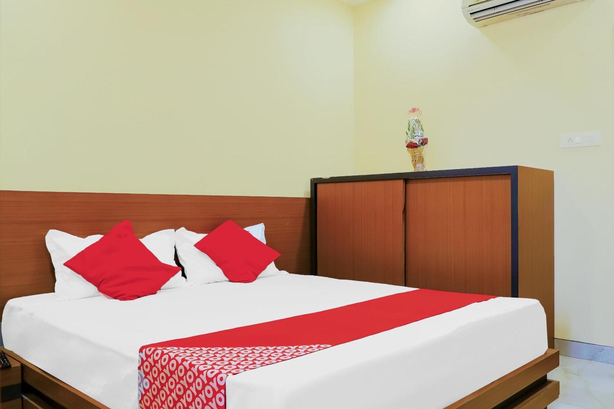 Oyo Hotel Shree Krishna Inn Rooms Surat Exterior photo